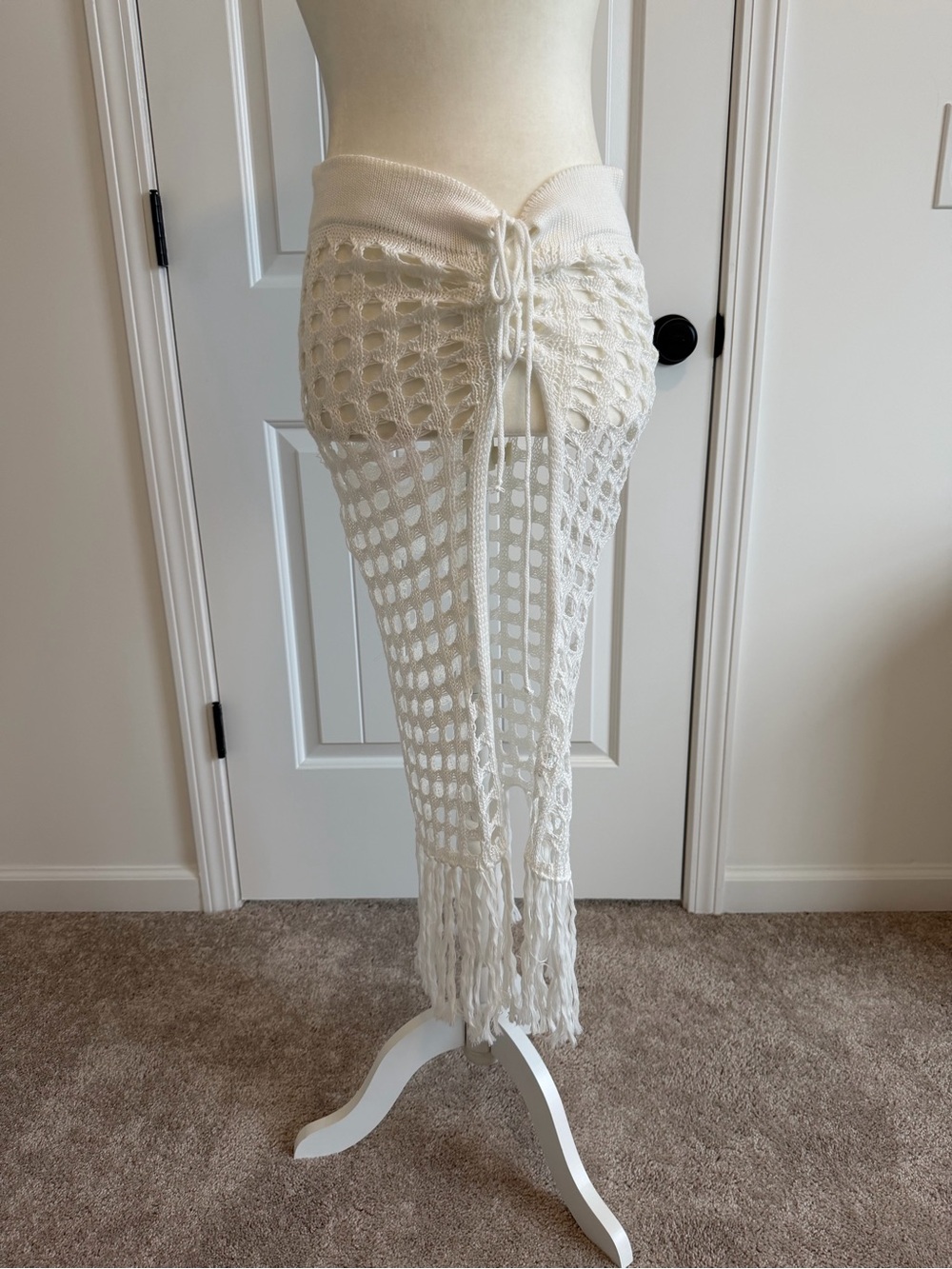 Women’s Sz Small White Crochet Tie-Waist / Hip Fringe Bottom Swim Coverup Skirt